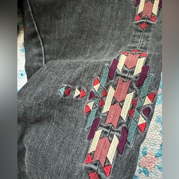 BDG High Rise Cigarette Ankle jeans with embroidered pattern - Picture 2 of 3